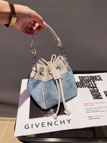 小眾設計質感通勤手提包包女夏季2024新款潮高級感百搭斜挎水桶包